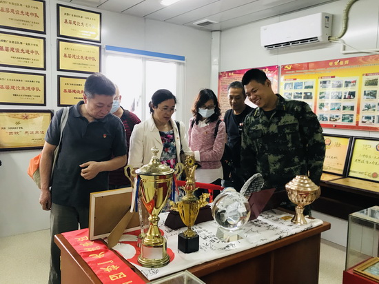 執(zhí)勤十中隊參觀學(xué)習(xí)4.jpg 執(zhí)勤十中隊參觀學(xué)習(xí)4.jpg